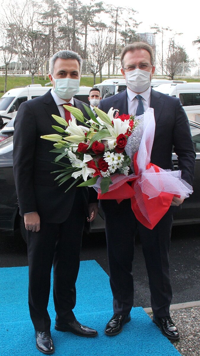 Başsavcıvekili Zafer Koç tarafından çiçeklerle karşılandı.