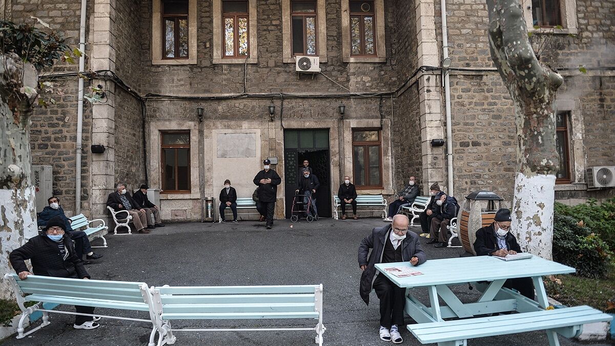 500'ün üzerinde sakini bulunan Darülaceze'de pandemi günlerinin nasıl geçirildiği görüntülendi.