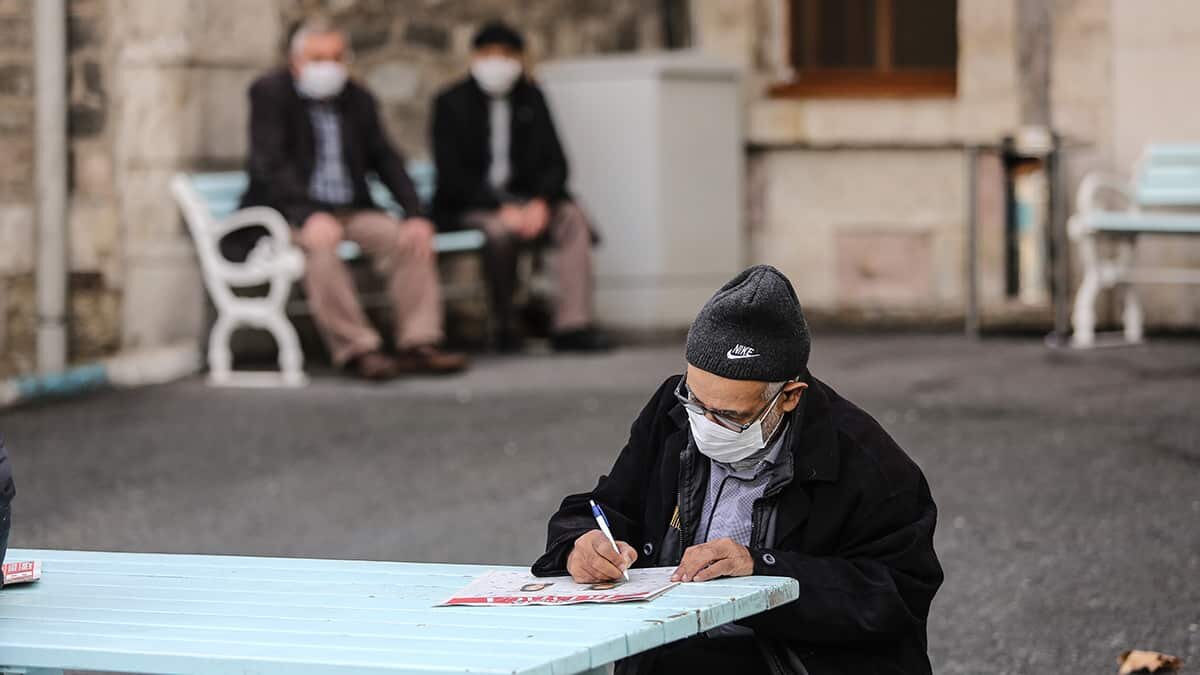 Maske ve mesafe kuralına uygun olarak bahçe keyfi yapan sakinler, yemeklerini ise odalarında tüketiyor.