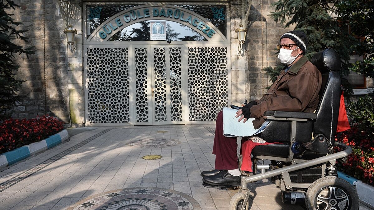 Türkiye'de ilk vaka görüldüğü gün dışarıya kapılarını kapatan Darülaceze'de 9 aydır günlerini bahçede gezerek, bulmaca çözerek geçiren sakinler yakınlarıyla telefonda görüşebiliyor.