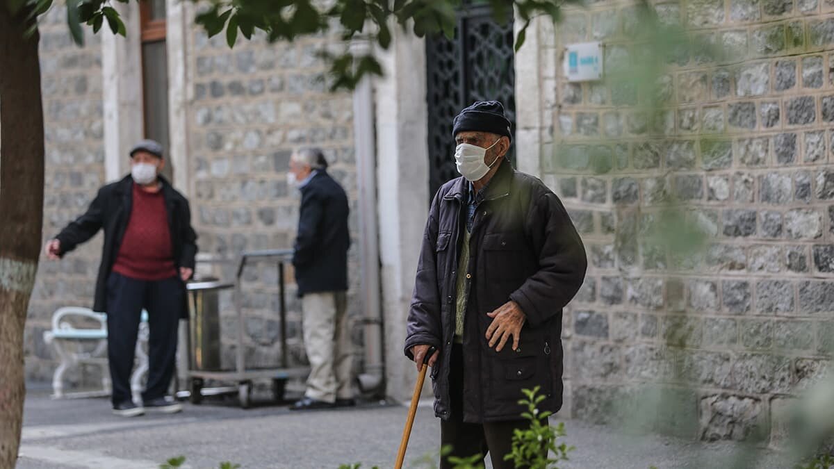Darülaceze'ye ziyaretçi girişleri 11 Mart'ta kapatıldı. Yaz döneminde, burada kalan sakinlerin yakınlarına 10-15 dakikalık sürelerle, maske mesafe kuralına uygun ziyaret izni verildi. Ancak vaka sayılarındaki artışla birlikte bu uygulama kaldırıldı. Sakinler yakınlarıyla telefonla görüşebiliyor.
