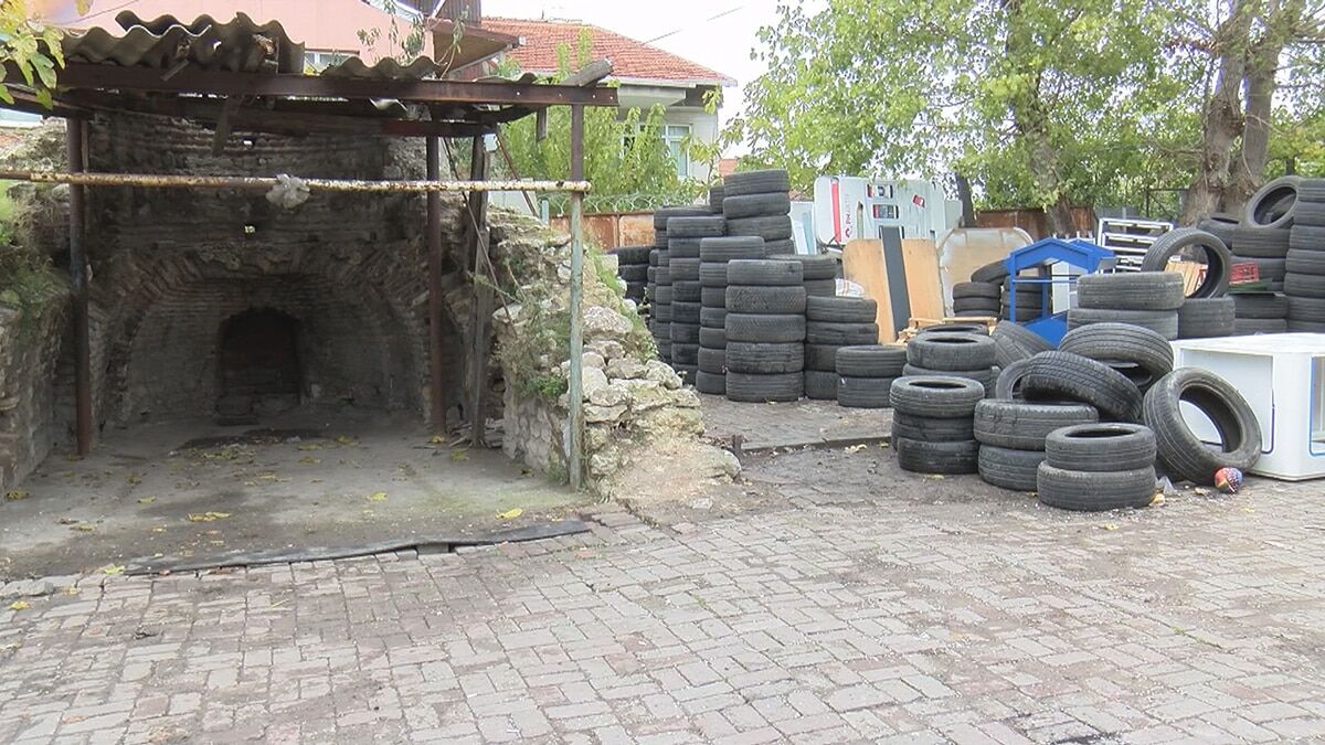 Fatih Draman semtinde oto lastikçi dükkanının bahçesindeki 700 yıllık tarihi şapel içler acısı halde.