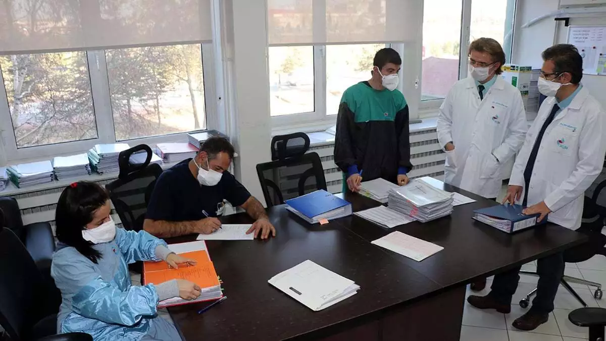 Kayseri'de erciyes üniversitesi'nde (erü) koronavirüse karşı geliştirilen yerli aşıda faz 1 çalışmaları 14 aralık itibarıyla tamamlanacak.