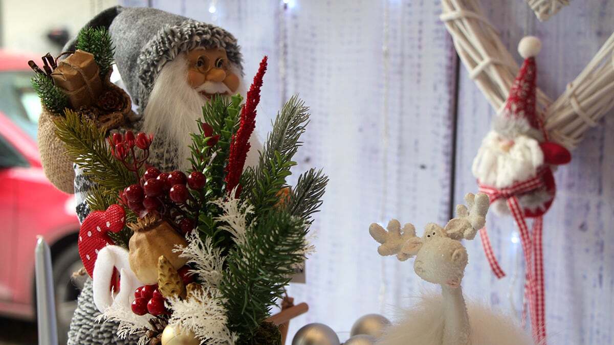 Parti malzemeleri satan işletme sahibi Dilara Ergünay satışa sunduğu 3 katlı yılbaşı konseptli maskelere taleplerin yoğun olduğunu söyledi.