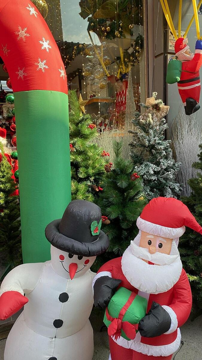 Yılbaşı süslemelerindeki tehlikeye dikkat; plastik süslemelere, patlayan konfetilerden led ışıklara kadar sayısız tehlike var. Merdiven altı üretimlere dikkat edin. Eğlenirken sağlığınızdan olmayın.