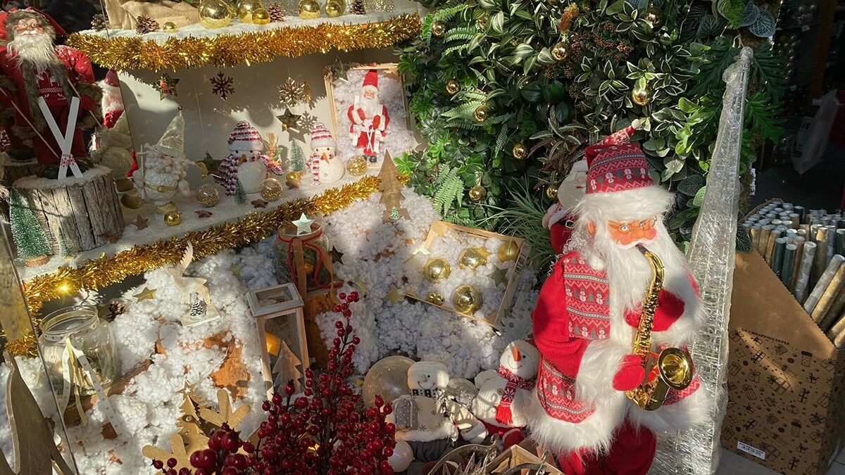 Yılbaşında koronavirüs tedbirleri kapsamında sokağa çıkma kısıtlamasının uygulanacağının açıklanmasının ardından vatandaşlar, yeni yılı karşılayacakları evlerini süslemeye başladı.