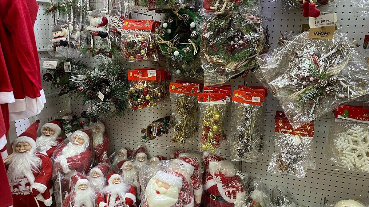 Esnaf, yılbaşı ağacı süslemelerine talebin yoğun olduğunu belirtirken, Herkes İçin Acil Sağlık Derneği Başkanı Uzm. Dr. Ülkümen Rodoplu, "Yılbaşı ağacından, plastik süslemelere, patlayan konfetilerden led ışıklara kadar sayısız tehlike var. Merdiven altı üretimlere dikkat edin. Eğlenirken sağlığınızdan olmayın" dedi.