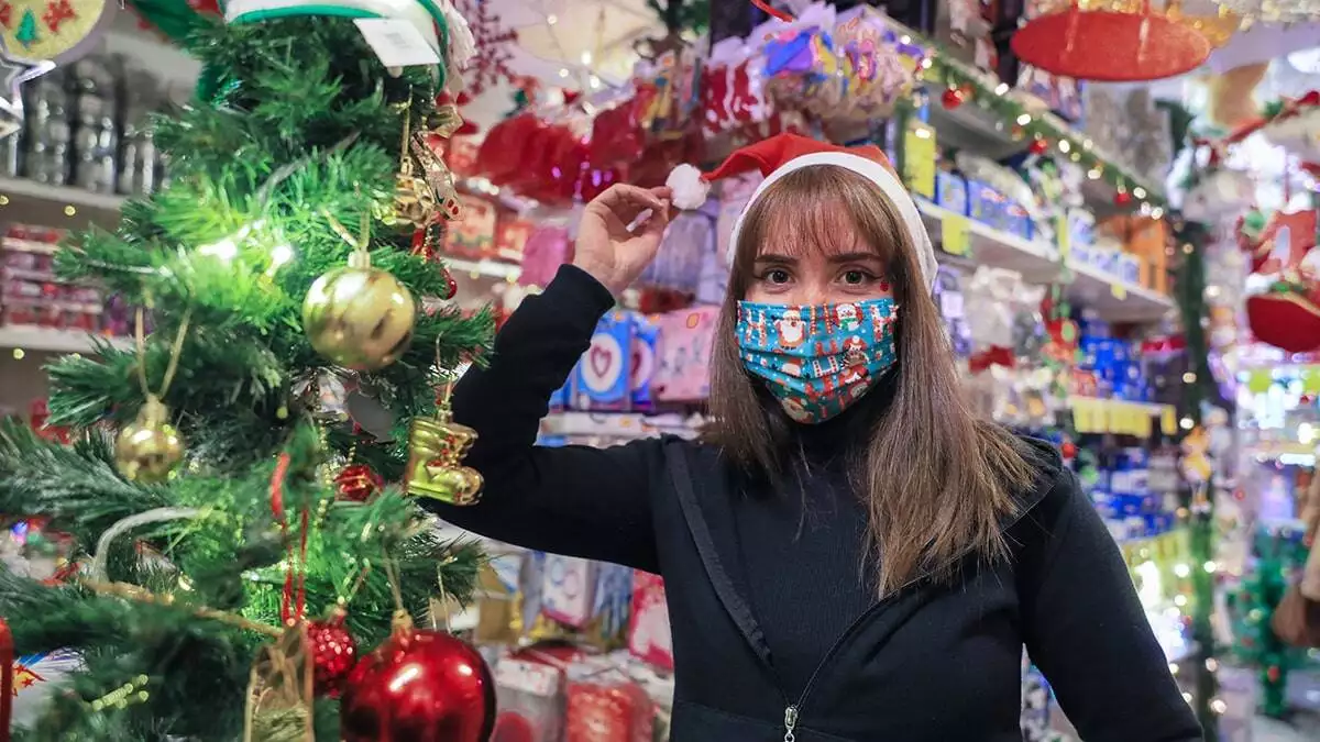 Koronavirüs (covid-19) önlemleri kapsamında otellerde eğlenceler yasaklanınca, restoran ve eğlence mekanlarının da kapalı olması nedeniyle vatandaşların birçoğu yeni yıla evlerinde girmek zorunda kaldı.