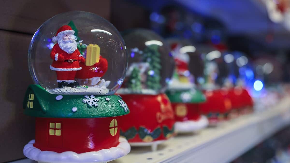 Yılbaşı alışverişi listelerinde ilk kez, bu yıl cerrahi maske yer aldı. Yılbaşına özel desenlerle tasarlanan cerrahi maskelere ilgi yoğun olurken, tanesi 2 TL'den alıcı buluyor.