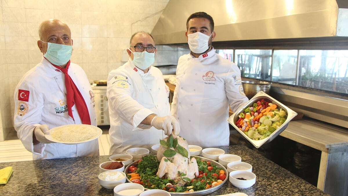 Adana Aşçılar ve Pastacılar Derneği (ADAPADER) Başkanı Derviş Göçmen yılbaşı gecelerinin vazgeçilmez ana yemeği hindi dolmasının püf noktalarını anlattı.