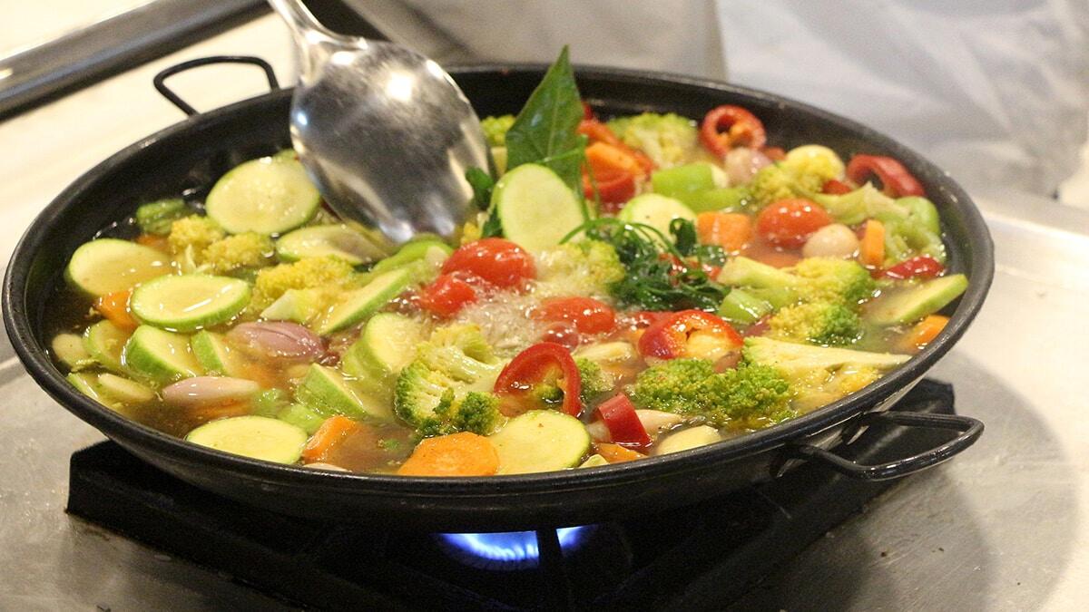 Hindinin fırına verilmeden önce haşlanması gerektiğini belirten Göçmen, lezzetin kaynağının kullanılan sebze ve baharatlar olduğunu söyledi.