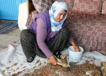 Çocuklarımı andız pekmezi satarak okuttum