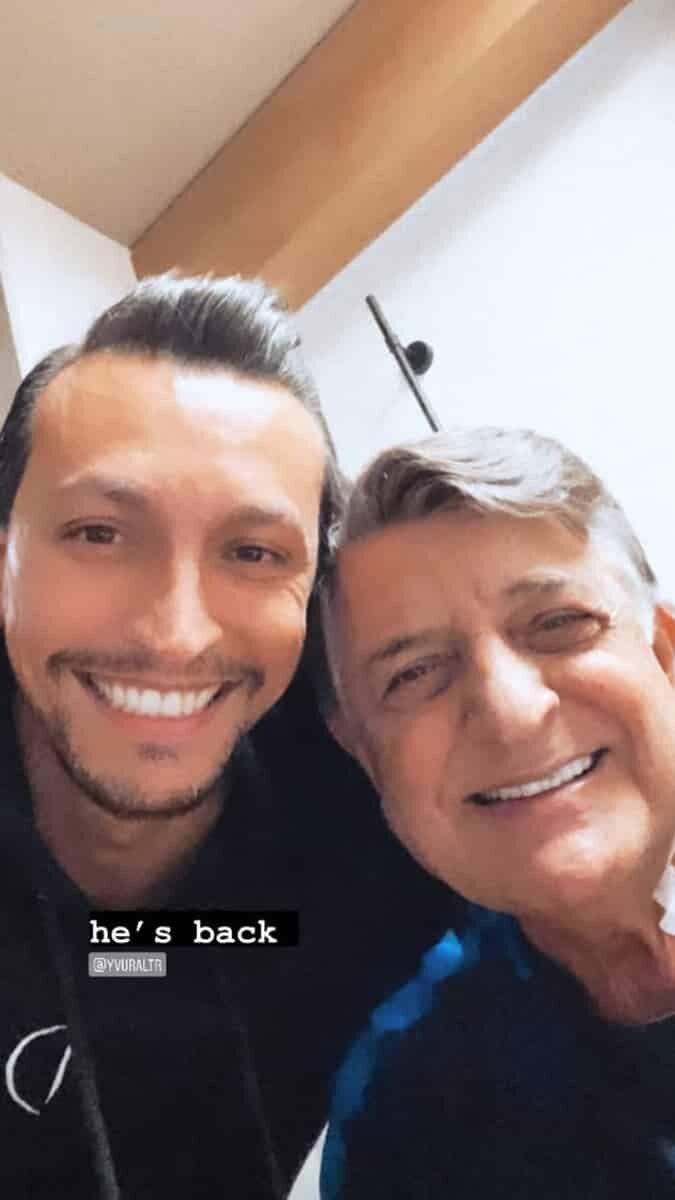 Yılmaz Vural'dan güzel haber geldi. Yılmaz Vural'ın oğlu Emre Vural, sosyal medya hesabından babası ile fotoğrafını paylaşarak, "Geri döndü" ifadesini kullandı.
