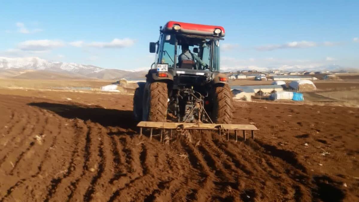 Buğday üreticisi Naif Aslan ilçenin son yılların en kurak dönemini yaşadığını belirterek, "Türkiye genelinde olduğu gibi biz de kuraklıktan nasibimizi alıyoruz" dedi.