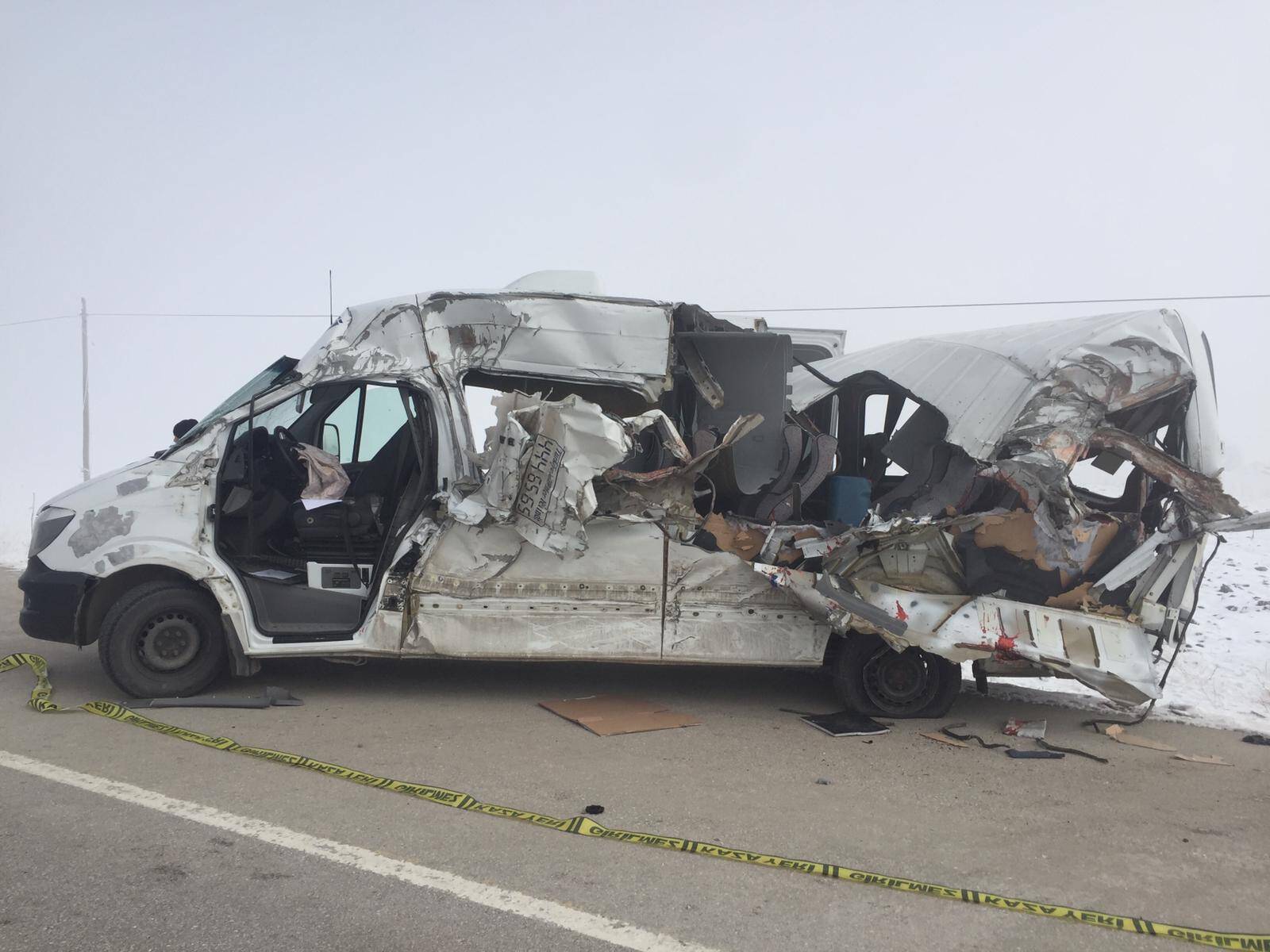 Yolcu minibüsü karşı yöne giden tırla çarpıştı