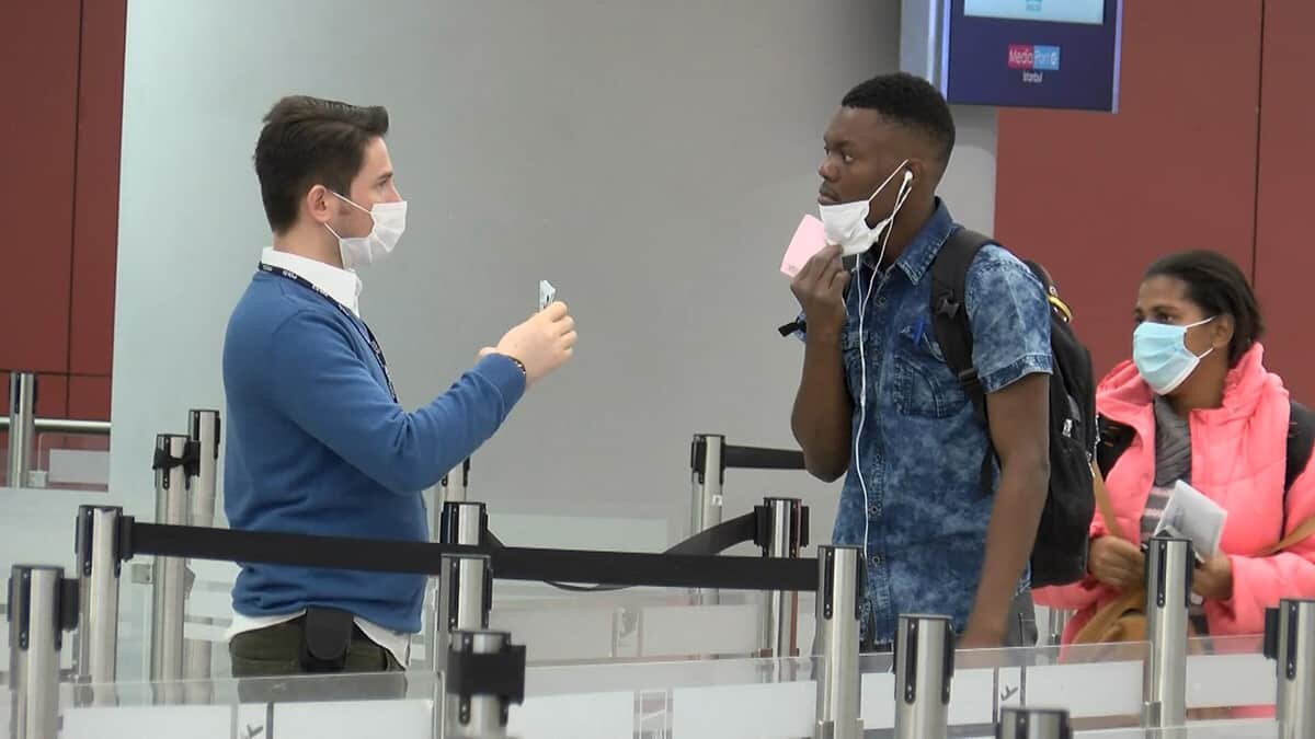 Koronavirüs önlemleri kapsamında Sağlık Bakanlığı'nın kararıyla yurt dışından gelenlere, negatif PCR test ibrazı uygulaması sınır kapılarında başladı.