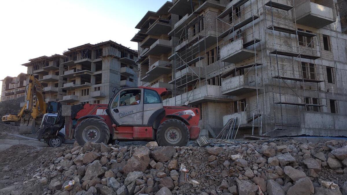 Kuzeydoğu Anadolu’nun en büyük nehirlerinden Çoruh Nehri üzerinde yapımına devam edilen Yusufeli Barajı ve HES projesi inşaatı sürüyor.