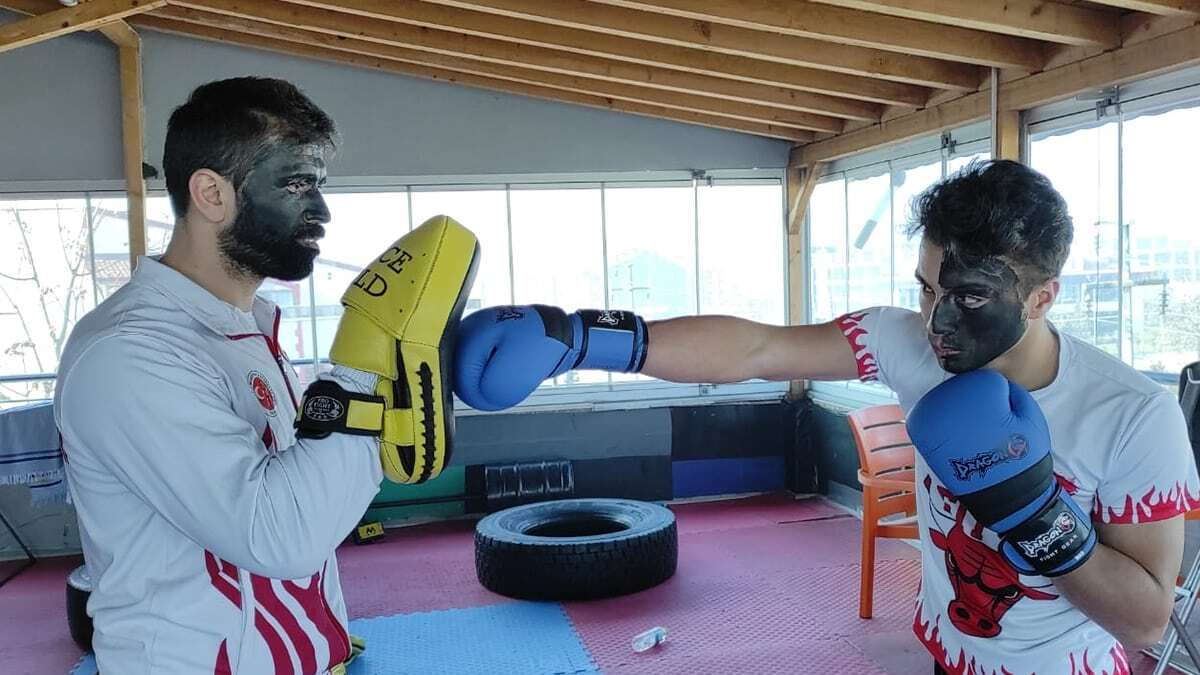 Muaythai Milli Takım Antrenörü Muhammet Bişgin ve sporcular, Pierre Webo’ya destek vermek ve ırkçılığı kınamak için antrenmana yüzlerini siyaha boyayarak çıktı.