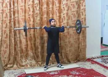 10 yaşındaki halterci görenleri şaşırtıyor