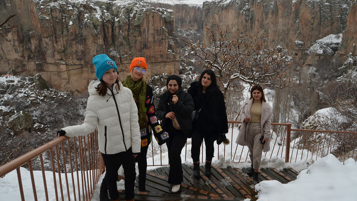 Karla beyaz örtüye bürünen doğal güzelliği ile ABD, Brezilya, Meksika ve Arjantin'den gelen turistler Ihlara'ya hayran kaldı.