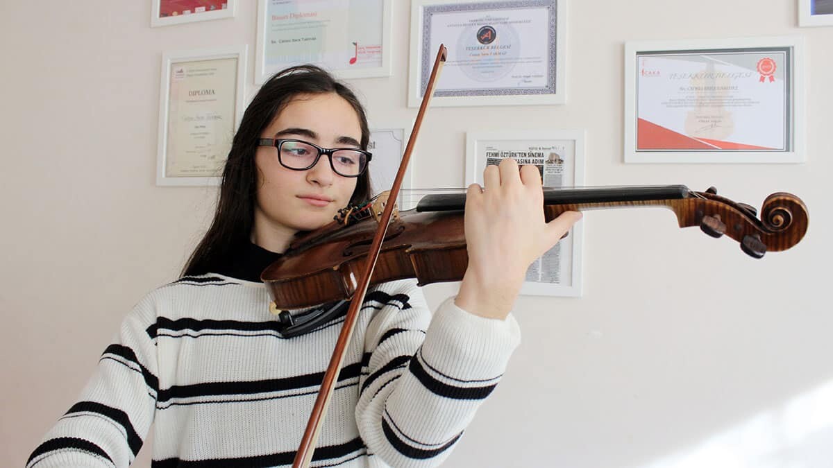 Akdeniz Üniversitesi (AÜ) Devlet Konservatuvarı'nda keman eğitimi alan Cansu Türkiye'yi başarıyla temsil etti.