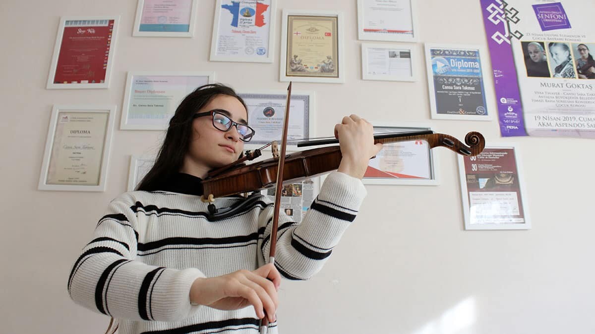 Keman eğitimi alan Cansu Türkiye'yi temsil etti