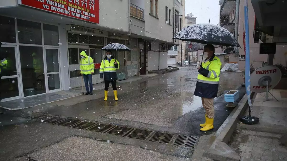 Ankara’da etkili olan kar yağışı sonrası aski̇ ekipleri karla mücadele nöbetinde.