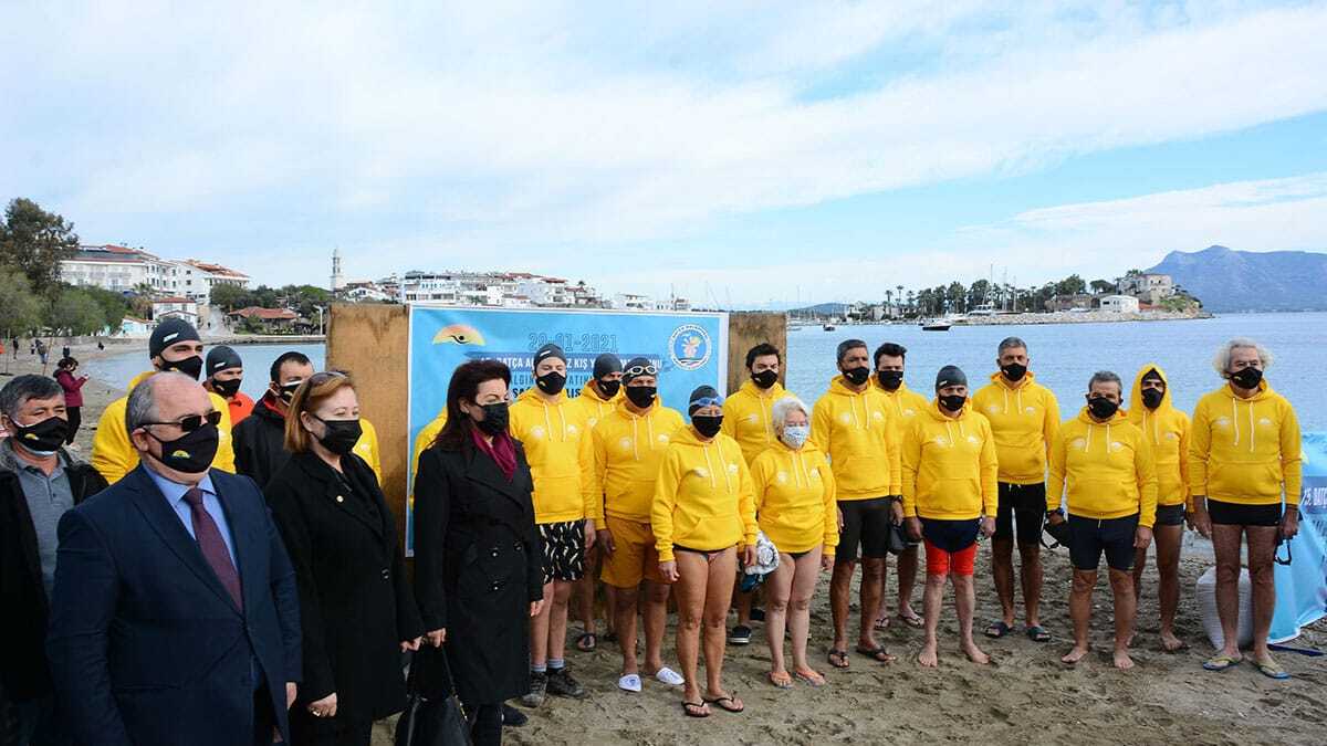 Açık Deniz Kış Yüzme Maratonu'nda sağlık çalışanları anısına kulaç attılar.