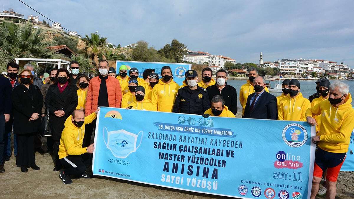 Sağlık çalışanları anısına kulaç attılar