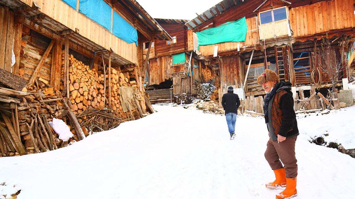 Şavşat ilçesinde olan ve gürcistan sınırında bulunan maden köyünde yaşayanlar, geleneksel köy hayatlarını sürdürüyor.