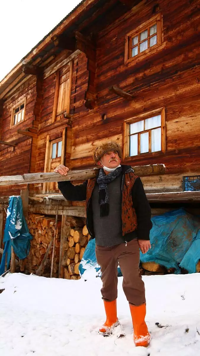 Artvin’in şavşat ilçesine bağlı maden köyünde yaşayanlar, geleneksel köy hayatlarını devam ettiriyor.