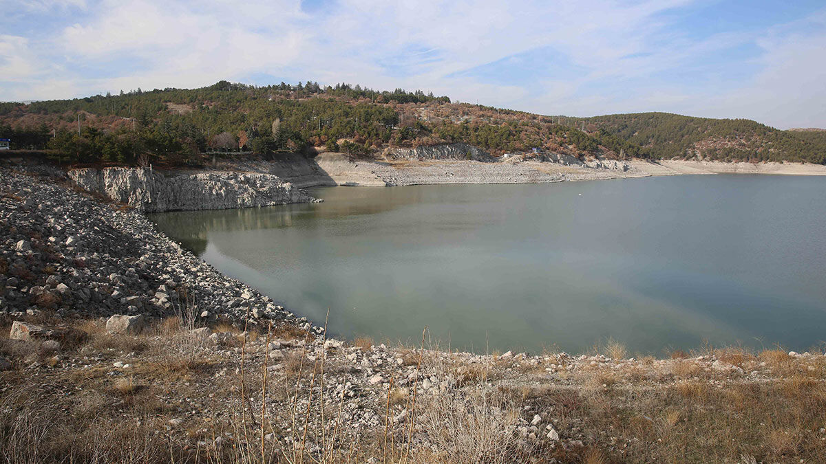 Tüm dünyayı etkileyen iklim değişikliği ve küresel ısınma Türkiye’de de son yılların en kurak dönemlerinin yaşanmasına neden oluyor. Ankara'da barajlar alarm veriyor.
