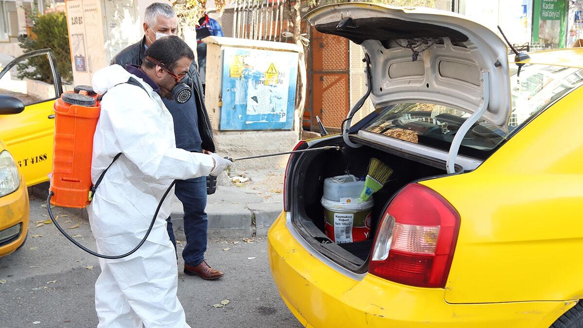 Çankaya Belediyesi, aile sağlığı merkezlerinden taksi duraklarına kadar birçok noktada ilaçlama yapıyor.