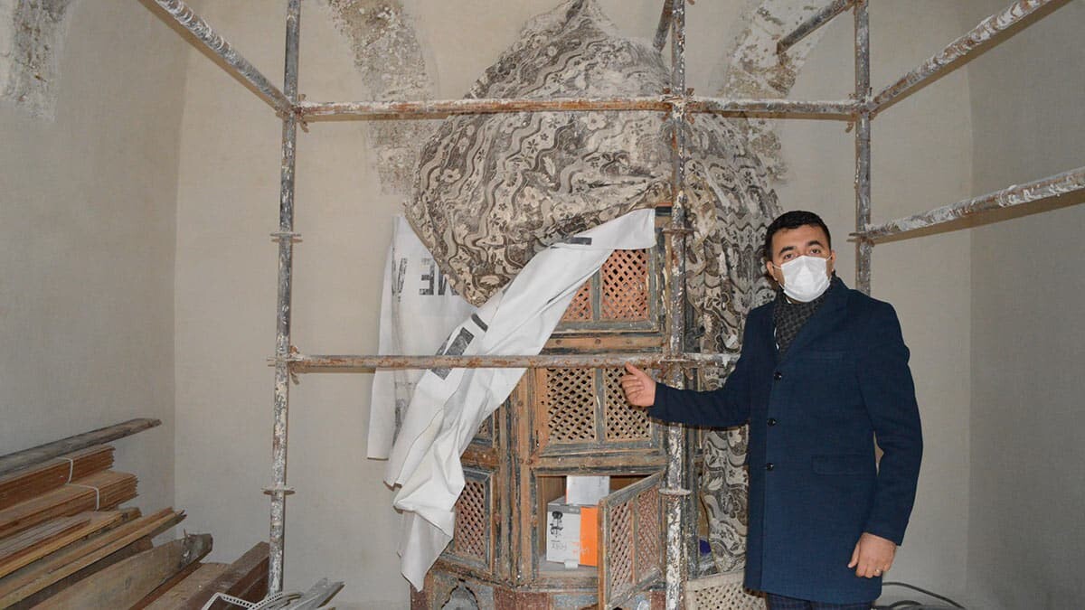 Elazığ'ın Keban ilçesinde 1794 yılında inşa edilen Yusuf Ziya Paşa Cami ve Külliyesi'nde yürütülen restorasyon çalışmaları sırasında Osmanlı kültürünü yansıtan ve yıllar önce sıvayla kapatıldığı anlaşılan duvar motifleri ve kalem işi bezemeler gün yüzüne çıkarıldı.