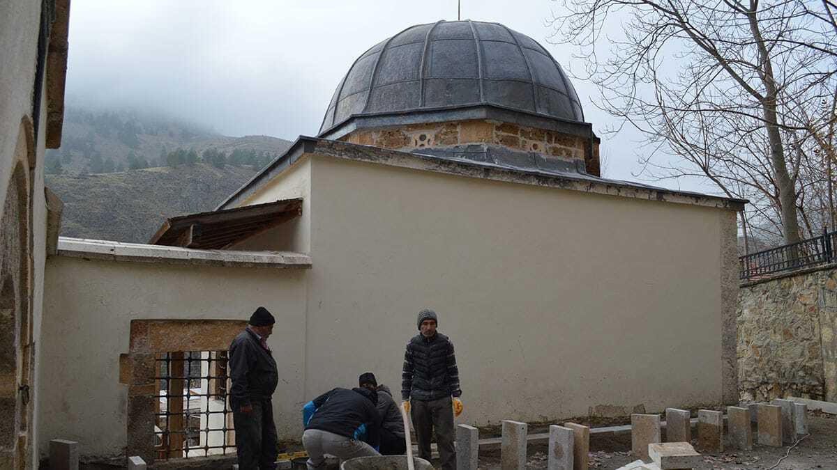 Yusuf Ziya Paşa Cami ve Külliyesi'nde Osmanlı kültürünü yansıtan ve yıllar önce sıvayla kapatıldığı anlaşılan duvar motifleri ve kalem işi bezemeler gün yüzüne çıkarıldı.
