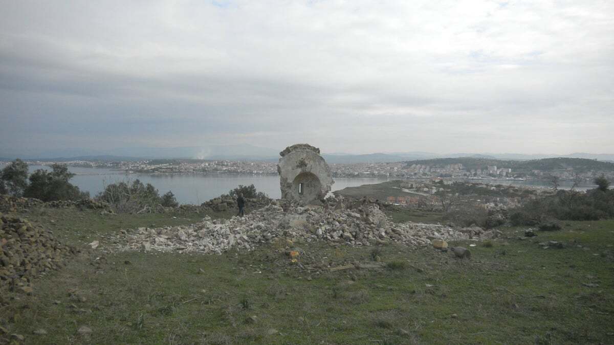 Balıkesir'in Ayvalık ilçesinde Cunda Adası'nın ilk yerleşim yeri olarak kabul edilen yel değirmenleri yakınındaki Ai Dimitri Manastırı'nın ardından içindeki 250 yıllık şapel yıkıldı.