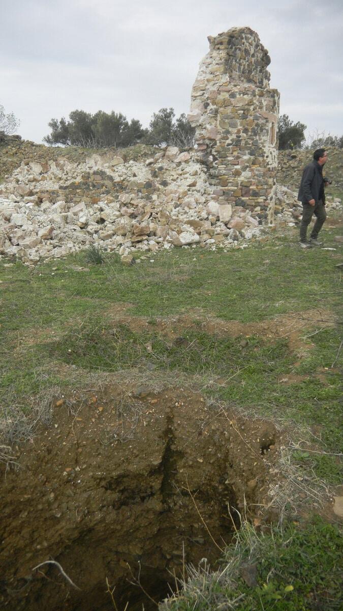 Şapel'in, definecilerin bölgede yaptığı kazılara dayanamayıp yıkıldığını belirten Dr. Öğretim Üyesi Figen Erdoğdu, "Aslında bu yapıların kendileri altın değerinde. Kıymetli, paha biçilmez eserler. Bu yapıların içinde hazine aramamız, bu yapıların değerini bilemememiz gerçekten çok üzücü" dedi.