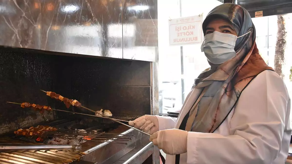 Sivas'ta yaşayan hatice yıldız, kosgeb'den aldığı hibe desteğiyle 53 yaşında ev yemekleri lokantası açtı.