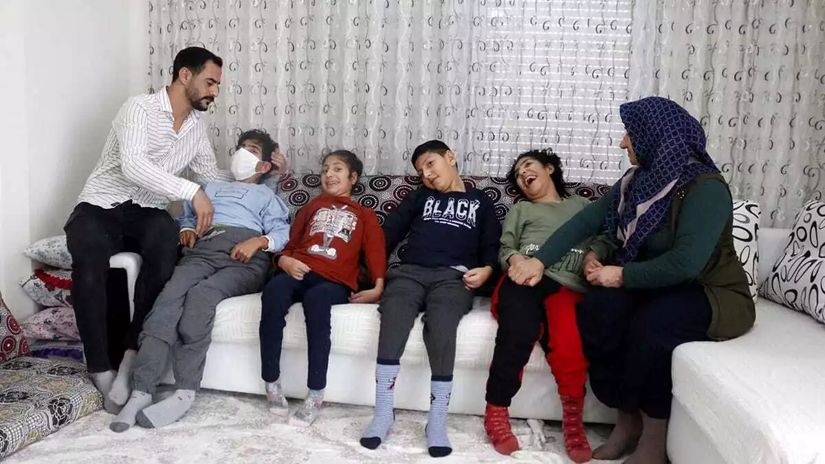 Antalya'ya 1 yıl önce şırnak'tan gelen delila ve ağit acer çiftinin 7 çocuğundan dördüne, als hastası teşhisi konuldu.