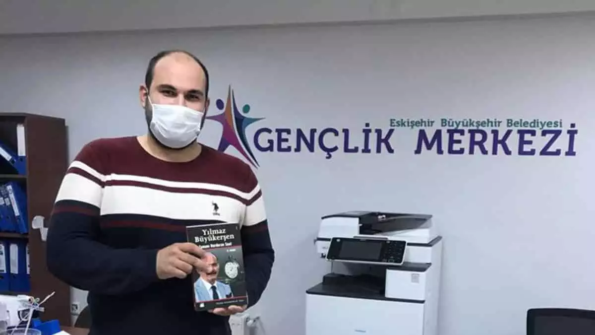 Kitap ödülü kazanan gençler kitaplarını teslim aldı