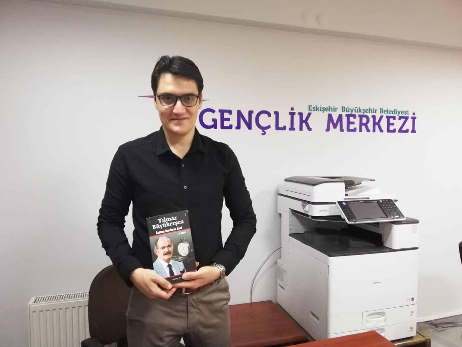 Eskişehir Büyükşehir Belediyesi Gençlik Merkezi tarafından düzenlenen online satranç turnuvalarında dereceye giren ve kitap ödülü kazanan gençler Büyükşehir Belediye Başkanı Prof. Dr. Yılmaz Büyükerşen imzalı kitaplarını teslim aldı.