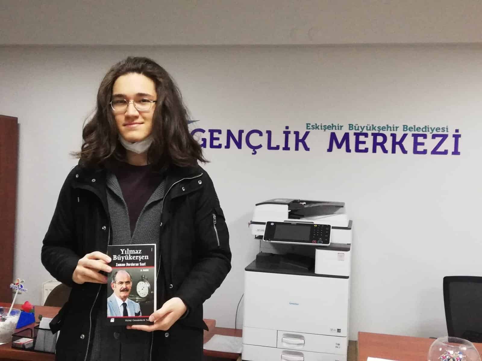 Kitap ödülü kazanan gençler Büyükşehir Belediye Başkanı Prof. Dr. Yılmaz Büyükerşen imzalı kitaplarını teslim aldı.