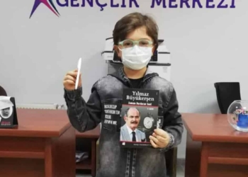 Kitap ödülü kazanan gençler kitaplarını teslim aldı