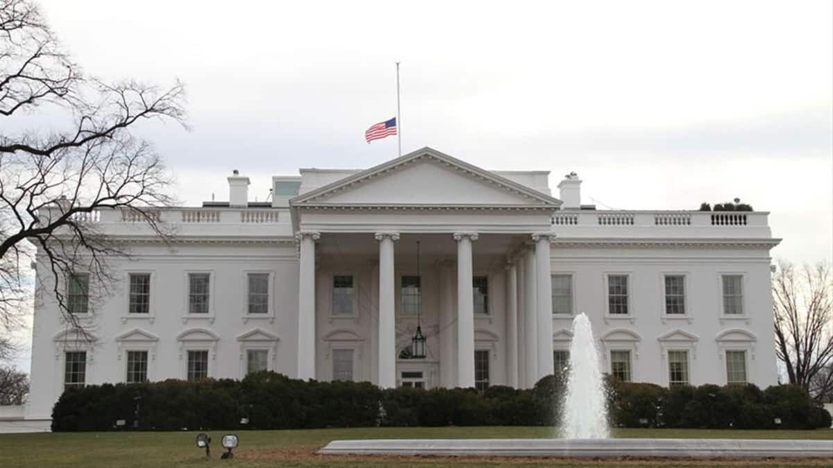 Beyaz Saray'da bayraklar yarıya indirildi