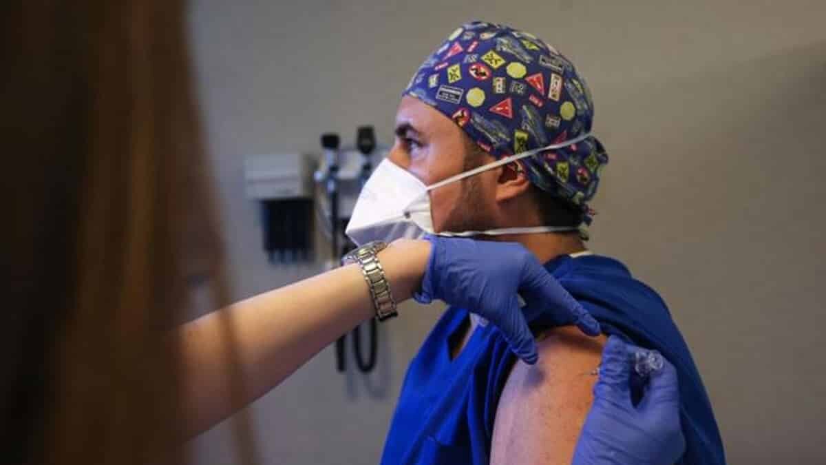 CoronaVac aşısı sağlık çalışanlarına yapılmaya başladı