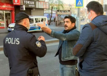 Diyarbakır'da kısıtlamayı ihlal eden kişi, polisle tartıştı