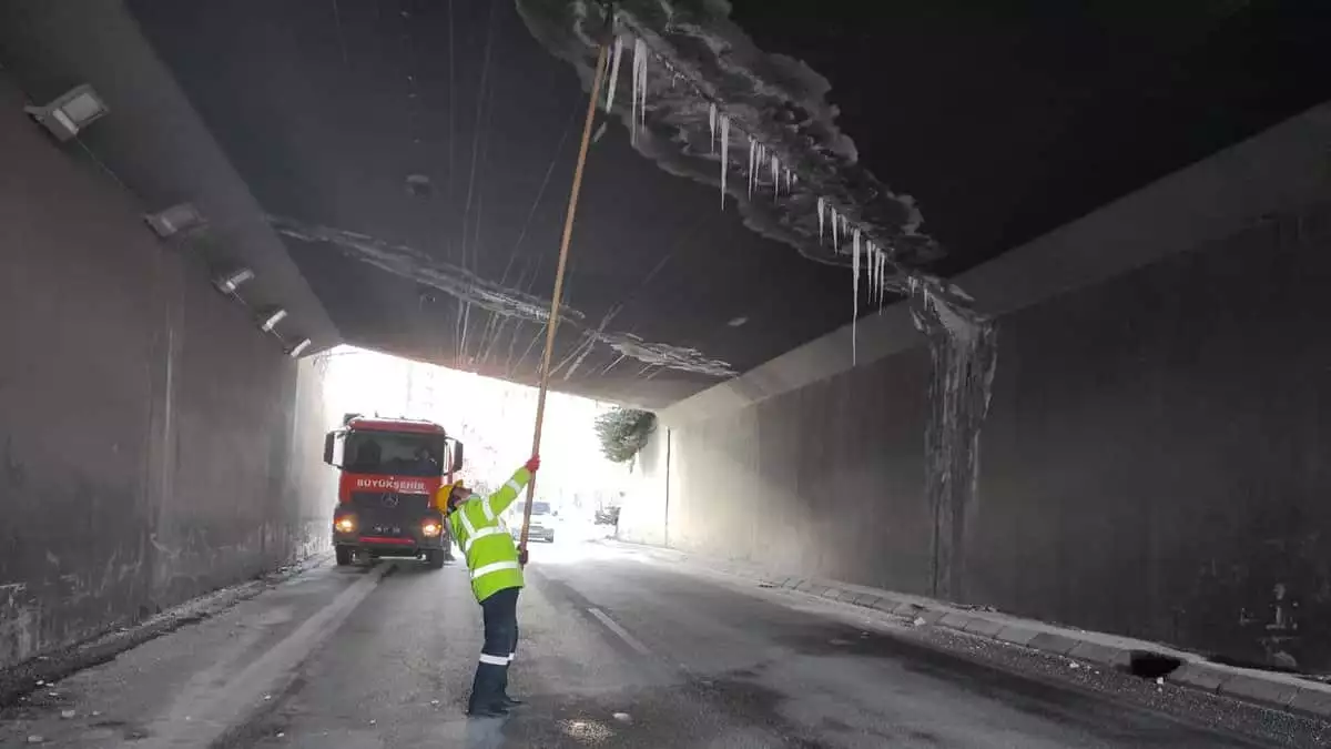 Ankara büyükşehir belediyesi, başkent’te etkili olan kar yağışının ardından soğuk hava nedeniyle oluşan buz sarkıtlarını temizleme çalışmalarını sürdürüyor.