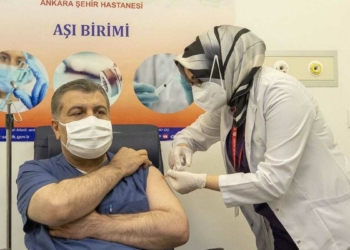 Fahrettin Koca aşı oldu