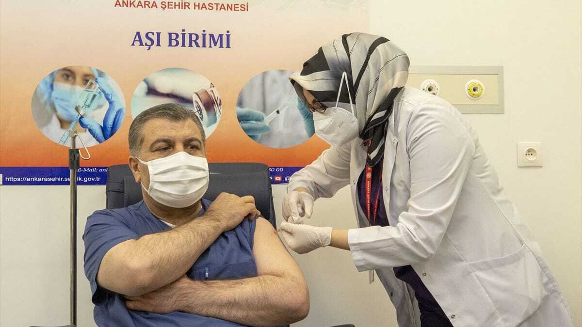 Fahrettin Koca aşı oldu