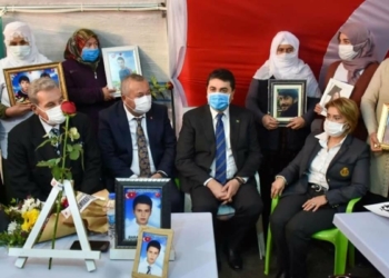 Gültekin Uysal Diyarbakır Annelerini ziyaret etti